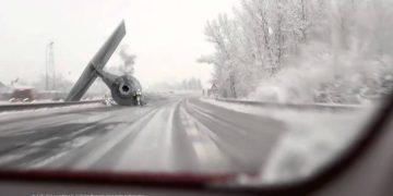 Star Wars imperial Tie Fighter crashed on highway – caught by dashboard camera!